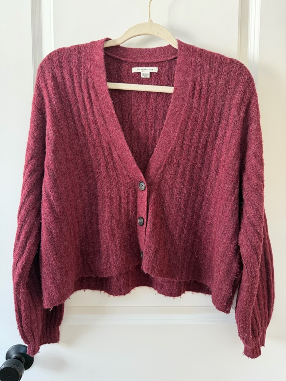 AMERICAN EAGLE | Ribbed V-Neck Oversized Cropped Cardigan Sweater - Raspberry